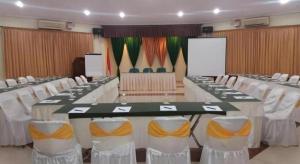 una sala de conferencias con una mesa larga y sillas en CICO Resort, en Bogor