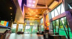 a lobby of a building with a lot of windows at Ps Extra Hotel in Ban Kohong