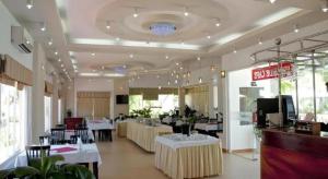 un restaurant avec des tables et des chaises dans une salle dans l'établissement Sao Mai Phu My Resort, à Phú Mỹ