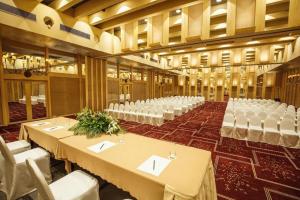 ein Bankettsaal mit Tischreihen und weißen Stühlen in der Unterkunft Regency Art Hotel in Macau + 220 Fotos