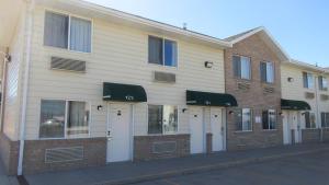 ein Gebäude mit Türen und Fenstern auf einer Straße in der Unterkunft Quality Inn Beaver I-15 in Beaver