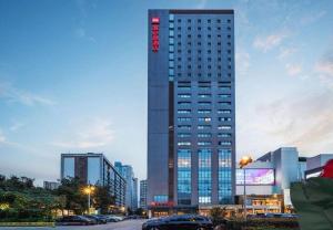 Un palazzo alto con un cartello in una città di Ibis Chengdu Kehua Hotel a Chengdu