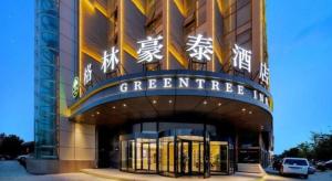 un bâtiment avec une enseigne sur la façade dans l'établissement GreenTree Inn Beijing Changping District North China Electric Power University Business Hotel, à Yongfengtun