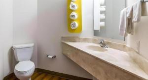 ein Badezimmer mit einer weißen Toilette und einem Waschbecken in der Unterkunft Econo Lodge Hot Springs South in Hot Springs + 49 Fotos