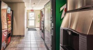 einen Flur eines Fast-Food-Restaurants mit Aperitif in der Unterkunft Econo Lodge Hot Springs South in Hot Springs
