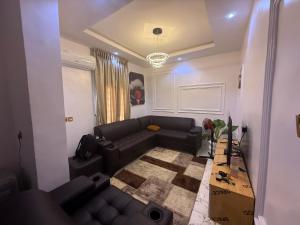 una sala de estar con un sofá y una mesa en Larj Residence, en Lagos