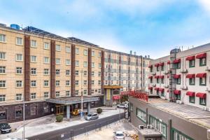 une vue aérienne d'une rue de la ville avec des bâtiments dans l'établissement Qiuguo Hotel Beijing BIEC & Airport, à Pékin