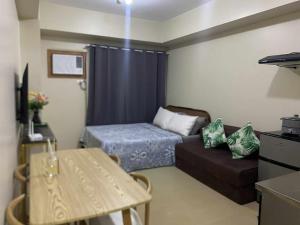 Una cama o camas en una habitación de CDO City Center Avida Condo Fast Wifi