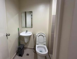 een kleine badkamer met toilet en wastafel bij CDO City Center Avida Condo Fast Wifi in Cagayan de Oro