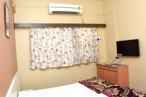 Una televisión o centro de entretenimiento en Hotel Ritesh