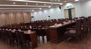 ein großer Raum mit Tischen und Stühlen und einem Mann in einem Raum in der Unterkunft Jinjiang Inn Select Nanchang Liantang in Nanchang County