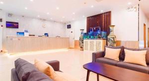 ein Wohnzimmer mit zwei Sofas und einem Tisch in der Unterkunft 7 Days Premium·Tianjin Gulou Metro Station Joy City in Tianjin