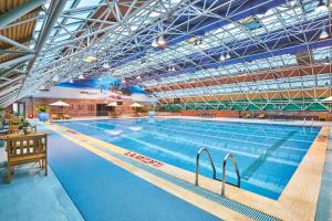 Hồ bơi trong/gần Holiday Inn Zhengzhou Zhongzhou by IHG