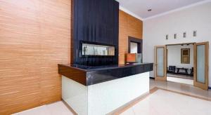 ein Wohnzimmer mit Kamin in einem Haus in der Unterkunft Super OYO 2436 Hotel Kencana in Tegal