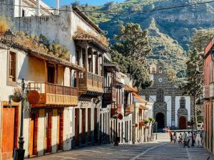 eine Stadtstraße mit Gebäuden und einem Berg in der Unterkunft La Herbolera Vv in Teror