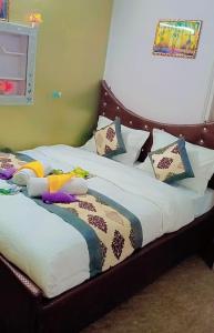 Ένα ή περισσότερα κρεβάτια σε δωμάτιο στο Hotel Shree Krishna