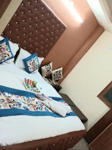 Ένα ή περισσότερα κρεβάτια σε δωμάτιο στο Hotel Shree Krishna