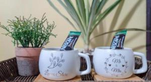two coffee mugs sitting on top of a table at OYO 75322 Tha Burapa Resort Bangsean in Ban Laem Thaen