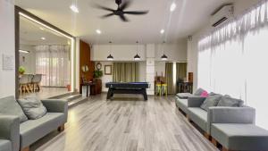 Χώρος καθιστικού στο Senai -- Spacious & Mahjong & Billiards & KTV #4BR5B #30-35 pax by Cowidea