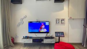 Μια τηλεόραση ή/και κέντρο ψυχαγωγίας στο Senai -- Spacious & Mahjong & Billiards & KTV #4BR5B #30-35 pax by Cowidea