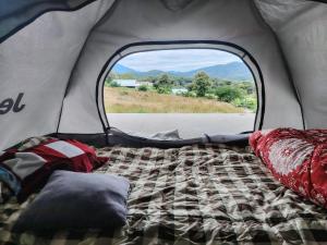 - un lit dans une tente avec fenêtre dans l'établissement Garden de Arts, à Pai 19 autres photos