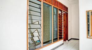 ein Raum mit einigen Glasfenstern in einem Gebäude in der Unterkunft SPOT ON 93475 Garuda Homestay Syariah in Sukabumi