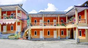 eine Gruppe von Gebäuden mit Orange in der Unterkunft Hotel O Rudang Rudang Sibayak in Berastagi