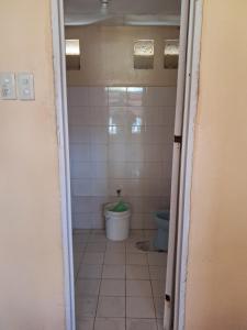 bagno con servizi igienici e pavimento piastrellato. di EU Beach Resort 