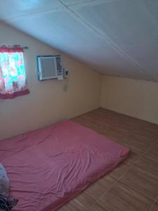 Camera con letto viola e finestra. di EU Beach Resort 