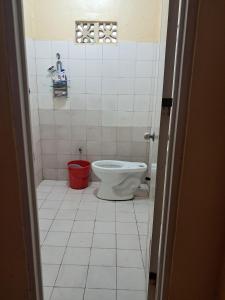 bagno con servizi igienici e secchio rosso di EU Beach Resort  Altre 11 foto