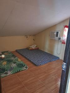 una mansarda con due letti e un ventilatore di EU Beach Resort 