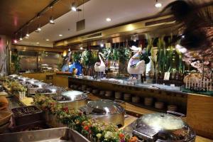 une cuisine de restaurant avec des cygnes sur le mur dans l'établissement Jinan Silver Plaza Quancheng Hotel, à Jinan
