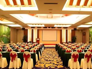 une salle de conférence avec des rangées de chaises et un podium dans l'établissement Jinan Silver Plaza Quancheng Hotel, à Jinan