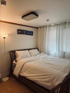 En eller flere senge i et værelse på 러너리 스테이