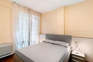 une chambre avec un lit blanc et une fenêtre dans l'établissement Casa Iris 2, à Poggio