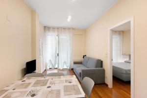 un salon avec un canapé et une table dans l'établissement Casa Iris 2, à Poggio