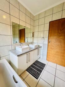 Ένα μπάνιο στο Gem in the heart of Sandton