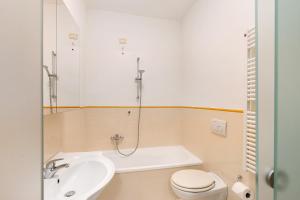 une salle de bain avec une baignoire, un lavabo et des toilettes dans l'établissement Casa Iris 2, à Poggio 17 autres photos