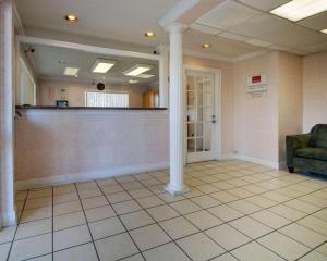 Ο χώρος του λόμπι ή της ρεσεψιόν στο Econo Lodge Meridian South