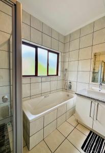 Ένα μπάνιο στο Gem in the heart of Sandton +19 φωτογραφίες