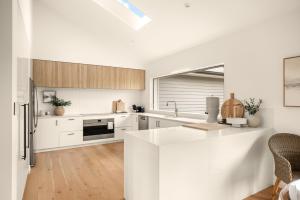 Köök või kööginurk majutusasutuses Elegant Bonogin Retreat on Expansive Acreage