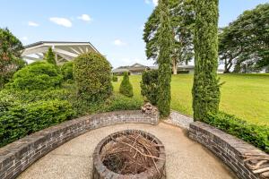 Aed väljaspool majutusasutust Elegant Bonogin Retreat on Expansive Acreage