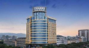 ein hohes Gebäude mit vielen Fenstern in einer Stadt in der Unterkunft Yiwu Orange Boutique Hotel in Yiwu