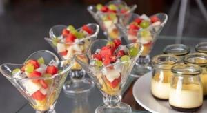 un groupe de desserts dans des tasses de verre sur une table dans l'établissement Viet Village Hotel, à Noi Bai