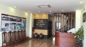 un hall avec des chaises et un escalier dans un bâtiment dans l'établissement Viet Village Hotel, à Noi Bai