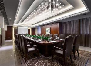 une grande salle de conférence avec une longue table et des chaises dans l'établissement Jiuhua Jin Jiang International Hotel, à Zhenjiang 211 autres photos