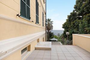 un balcon d'un immeuble avec vue sur l'océan dans l'établissement Casa Iris 2, à Poggio