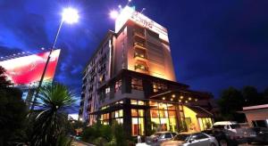 ein hohes Gebäude mit einer Lampe darüber in der Unterkunft Bonito Chinos Hotel in Nakhon Sawan