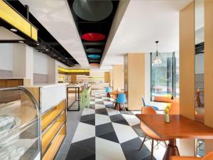 une salle à manger avec un sol en damier dans l'établissement Ibis Styles Chengdu Chunxi Taikoo Li Hotel, à Chengdu