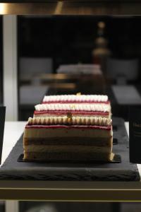 un pastel de tres capas sentado sobre una mesa en Maxwell Reserve Singapore, Autograph Collection, en Singapur 77 fotos más